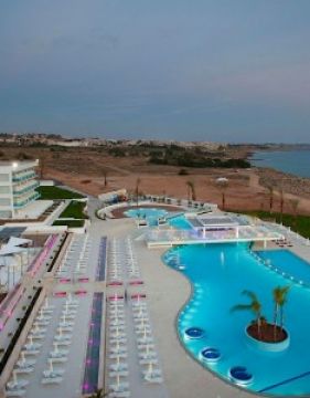 KING EVELTHON BEACH HOTEL